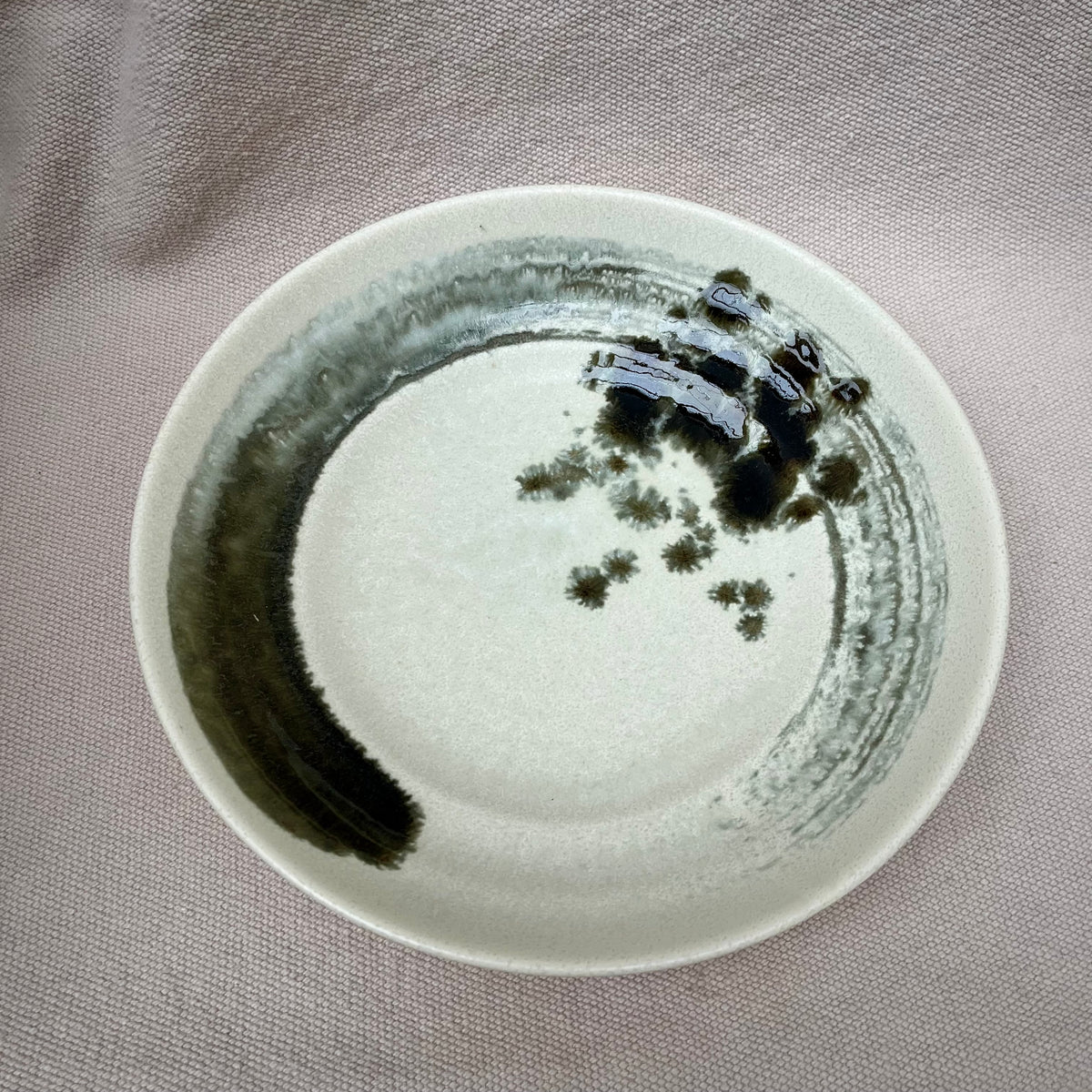 Tallrik vit och svartspräcklig "Ikoi"