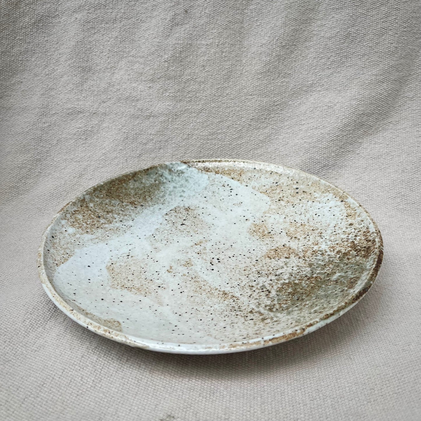 Tallrik vitbrun spräcklig "Yukishino"