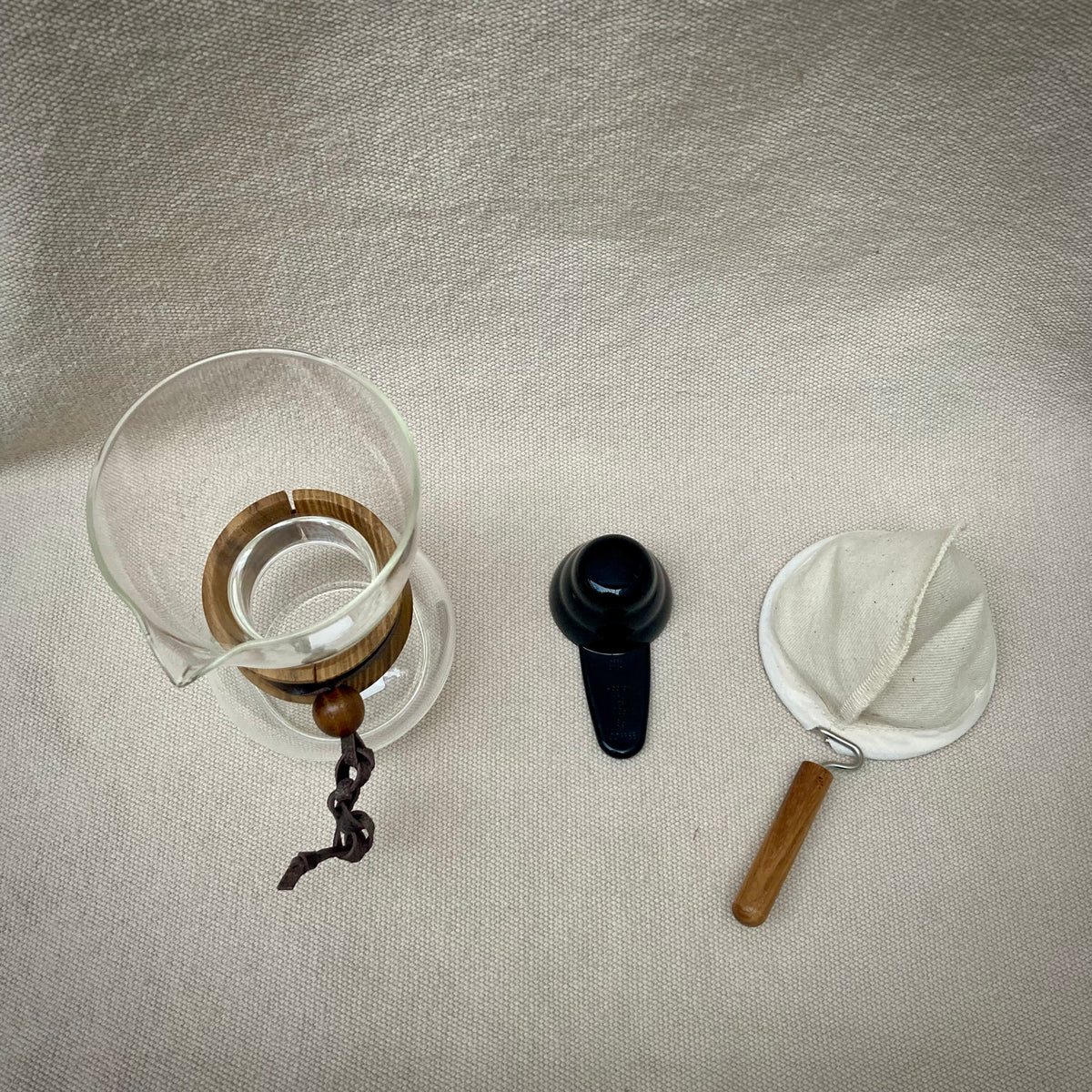 Glaskanna med trähandtag för droppkaffe "Hario" 240ml